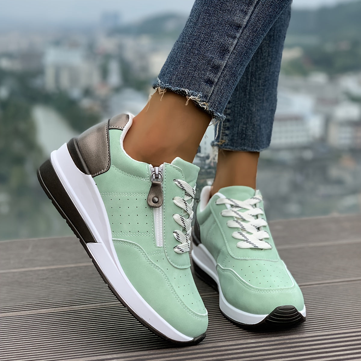 Women’s Sneakers Low-Cut Rounded Toe Lace Up