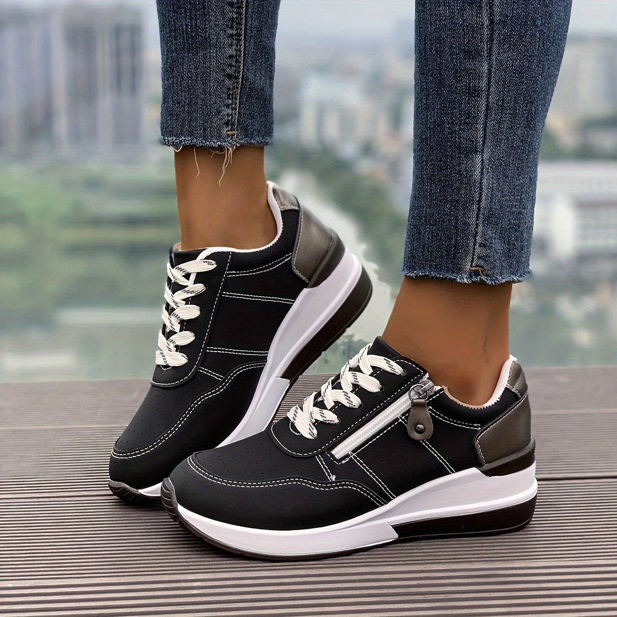 Women’s Sneakers Low-Cut Rounded Toe Lace Up