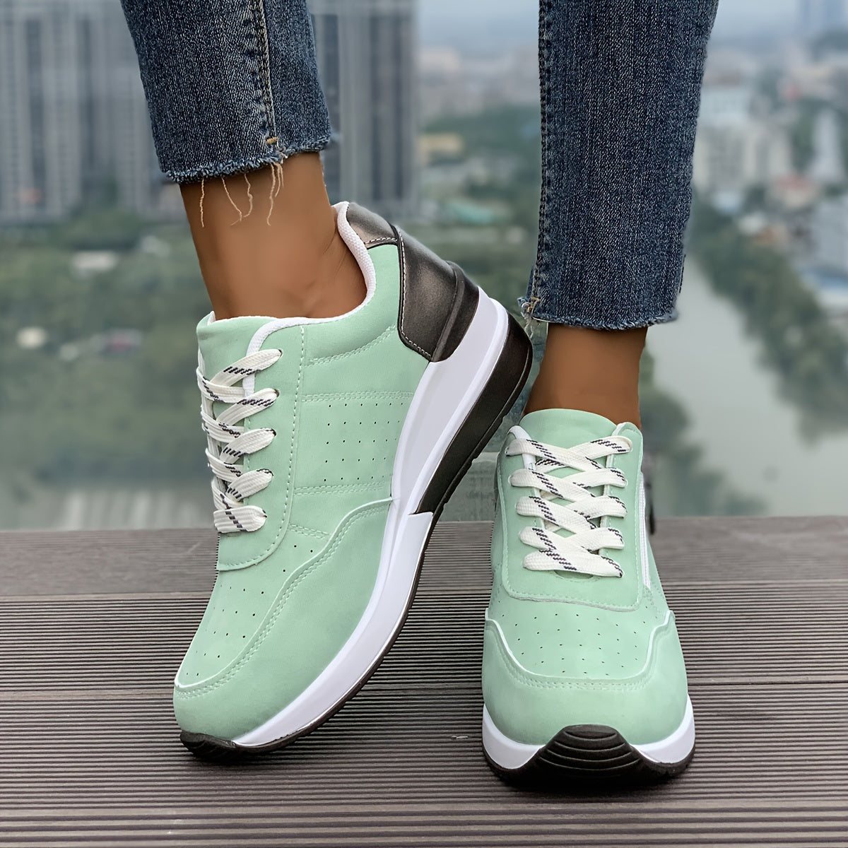 Women’s Sneakers Low-Cut Rounded Toe Lace Up