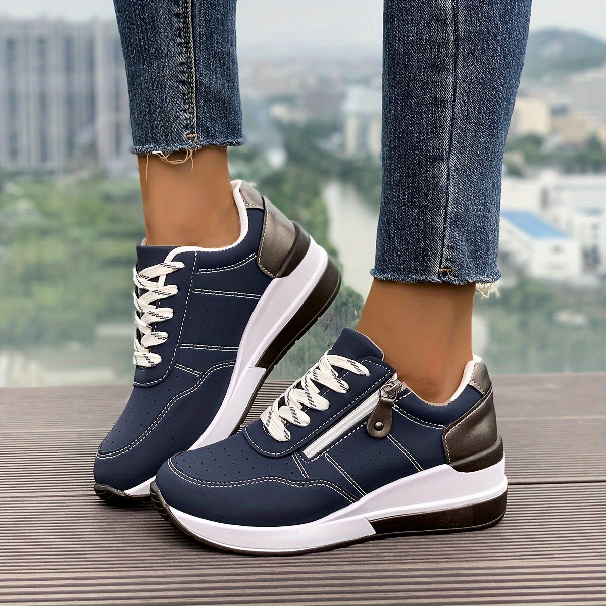 Women’s Sneakers Low-Cut Rounded Toe Lace Up
