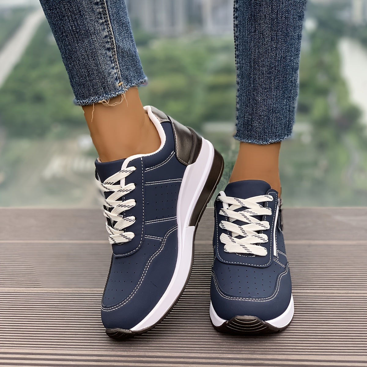 Women’s Sneakers Low-Cut Rounded Toe Lace Up
