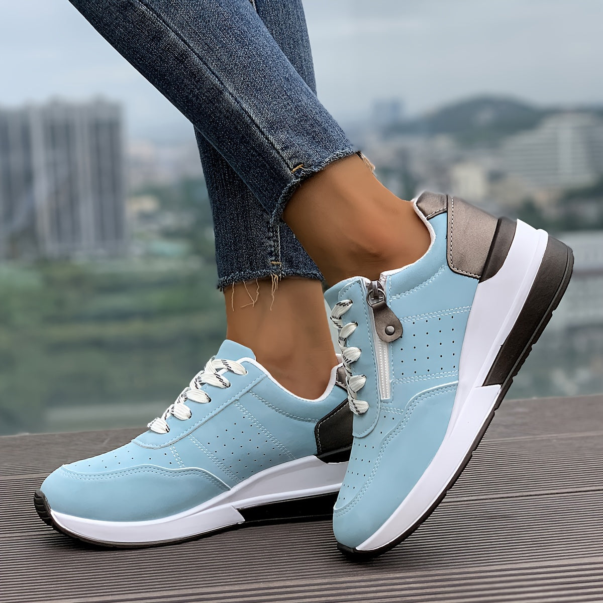 Women’s Sneakers Low-Cut Rounded Toe Lace Up