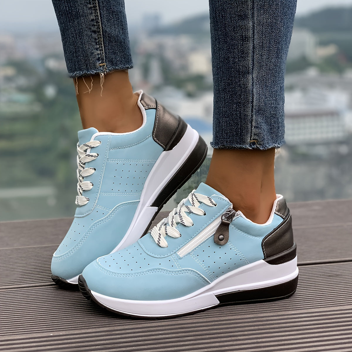Women’s Sneakers Low-Cut Rounded Toe Lace Up